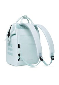Zaino verde menta chiaro realizzato in tessuto testurizzato, dotato di spallacci imbottiti, molteplici tasche con zip e tre accenti verticali sui lati.