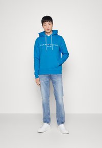 Tommy Hilfiger LOGO HOODY - Mikina s kapucňou - shocking blue