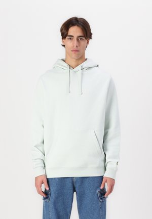 Hellegrüner Kapuzenpullover mit einer Fronttasche und Kordeln. Glattes Baumwollmaterial, mit einem dezenten Logo auf der Brust.