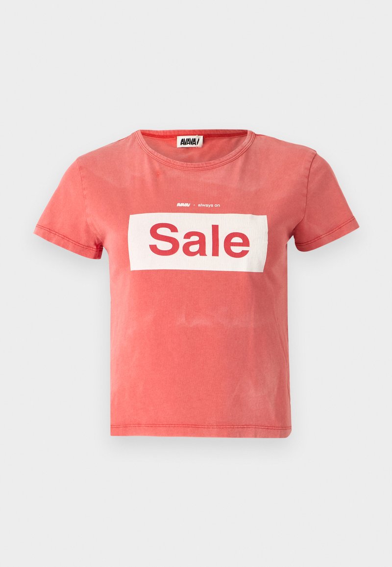 Camiseta roja de manga corta hecha de algodón, con un recuadro blanco que lleva la palabra "Oferta" en letras rojas en negrita y un cuello redondo.