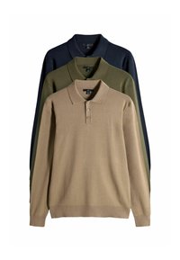 Drei langärmelige Poloshirts übereinander gestapelt: dunkelmarine, olivgrün und beige. Sie verfügen über einen Kragen, eine Knopfleiste und eine weiche Textur.