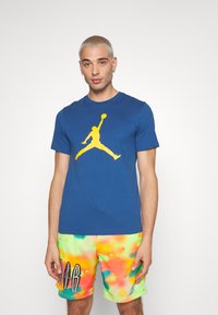 Jordan JUMPMAN SS CREW - T-shirt estampada - french blue/taxi