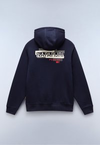 Marineblauwe hoodie met een grafische print op de achterkant, featuring de tekst "NAPAPIJRI" in crème en rode accenten, en een textuurstof.