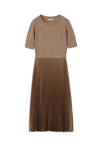 Vestido marrón con pliegues, con una parte superior suave, mangas cortas y un escote redondo. Presenta una cintura definida y pliegues texturizados en la falda.