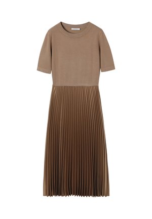 Vestido marrón con pliegues, con una parte superior suave, mangas cortas y un escote redondo. Presenta una cintura definida y pliegues texturizados en la falda.