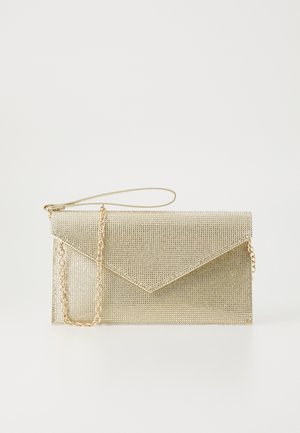 Lille gylden glitter clutch med konvolutklap, gylden kæde-rem og håndledsrem på en ensfarvet lys baggrund.