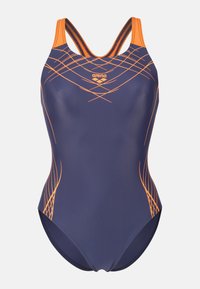 Maillot de bain bleu marine avec des lignes diagonales orange, dos nageur, et texture lisse. Présente un logo « arena » sur la poitrine.