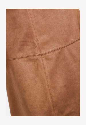 Ruda dirbtinė suede medžiaga su minkšta tekstūra, turinti matomas siūlės linijas ir siūles, kurios sukuria struktūrinį dizainą.