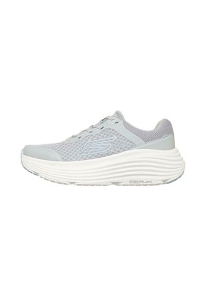 Zapatilla de running Skechers gris claro con suela blanca gruesa y acolchada y parte superior de malla, con cierre de cordones y logo bordado en el lateral.