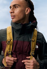 The North Face M QUEST TRICLIMATE JACKET - Chaqueta outdoor - alpine plum/asphalt grey