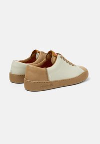 Camper PEU TOURING - Stringate sportive - braun grau