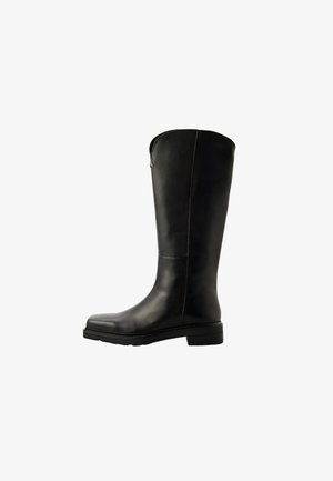 Stivali neri al ginocchio realizzati in pelle liscia, con punta arrotondata, suola piatta e cerniera laterale. Design minimalista senza accenti aggiuntivi.