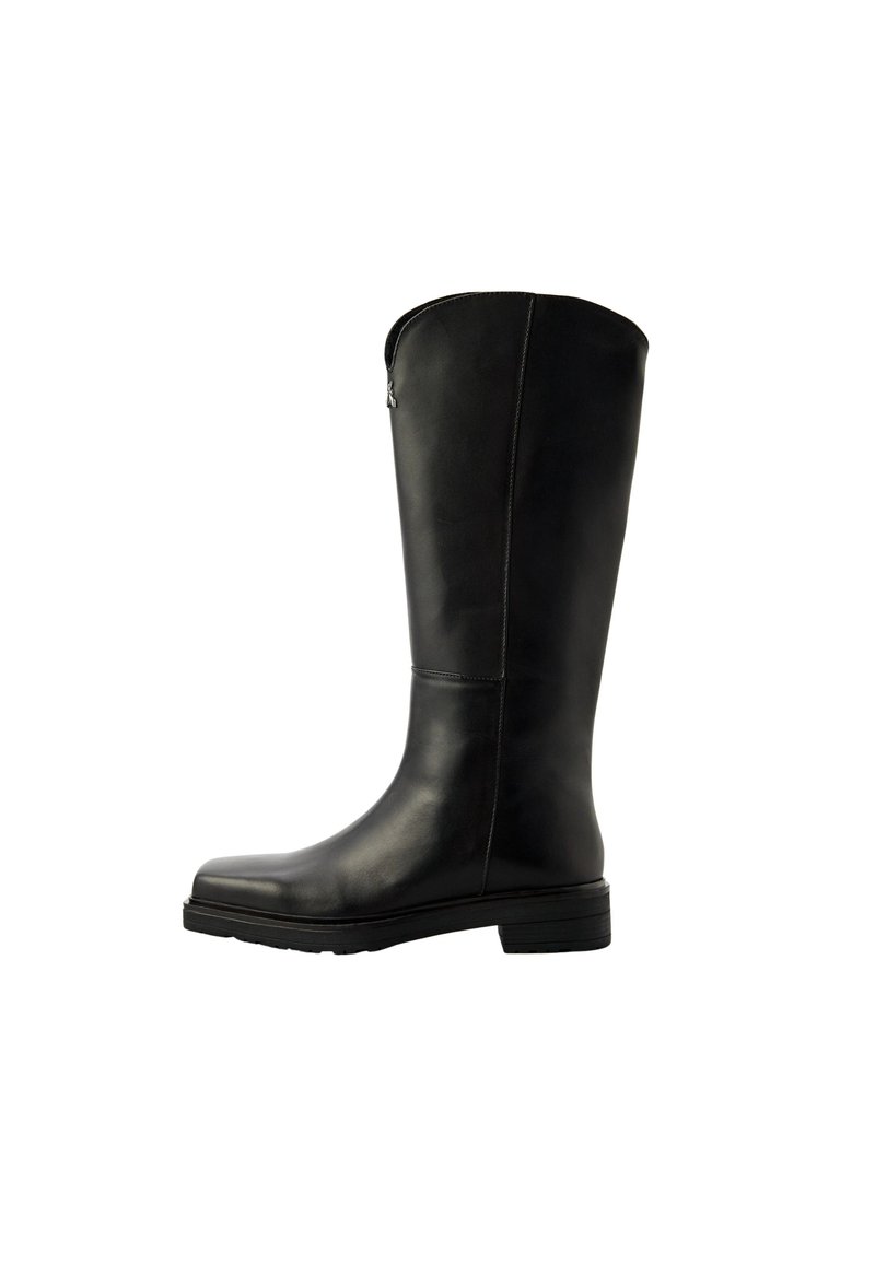 Stivali neri al ginocchio realizzati in pelle liscia, con punta arrotondata, suola piatta e cerniera laterale. Design minimalista senza accenti aggiuntivi.