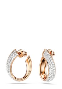 Náušnice z ružového zlata majú zakrivený dizajn s radom priehľadných kryštálov na jednej strane, leštený povrch a okrúhle uzatvorenie.