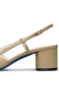 Sandali con tacco beige a blocco, caratterizzati da un design con cinturino trasparente, fibbia alla caviglia e un accento blu sulla suola.