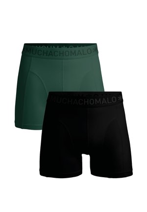 Dwie pary bokserek: jedna w ciemnozielonym, a druga w czarnym kolorze. Obie mają gładką teksturę i elastyczny pas z logo "MUCHACHOMALO".