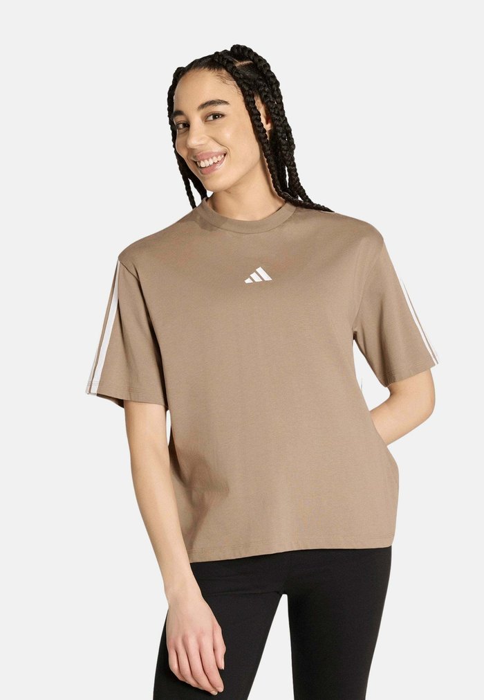 adidas CAMISETA DE MANGA CORTA ESSENTIALS BOYFRIEND - Camiseta estampada - khakhi six white