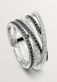 Tres anillos entrelazados con piedras preciosas negras y transparentes alternantes, montados en plata pulida. Bandas texturizadas ofrecen un contraste visual.