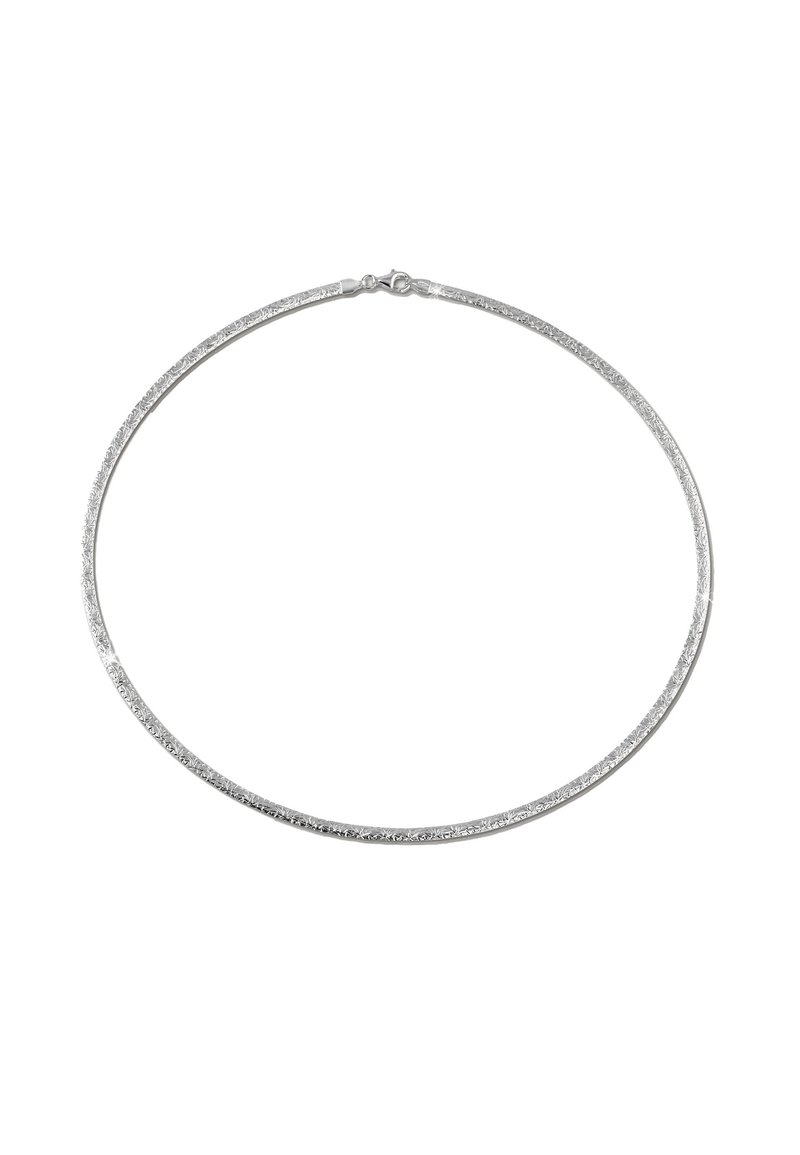 Collier en argent avec une forme ovale lisse et une surface texturée, doté d'un fermoir à clip de homard.