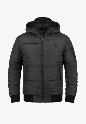 Juoda paminkštinta striukė su užtrauktuku, kapišonu ir briaunuotais rankogaliais. Yra dvi šoninės kišenės ir užtrauktuku užsegama kišenė krūtinės srityje. Lygi tekstūra.