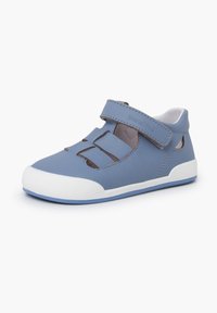 Zapato infantil de cuero azul con una correa de velcro, recortes en los laterales, suela de goma blanca y puntera texturizada.