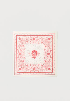 Carré de tissu blanc avec motifs floraux rouges et motifs cachemire, comportant une rose rouge centrale et des bordures décoratives.