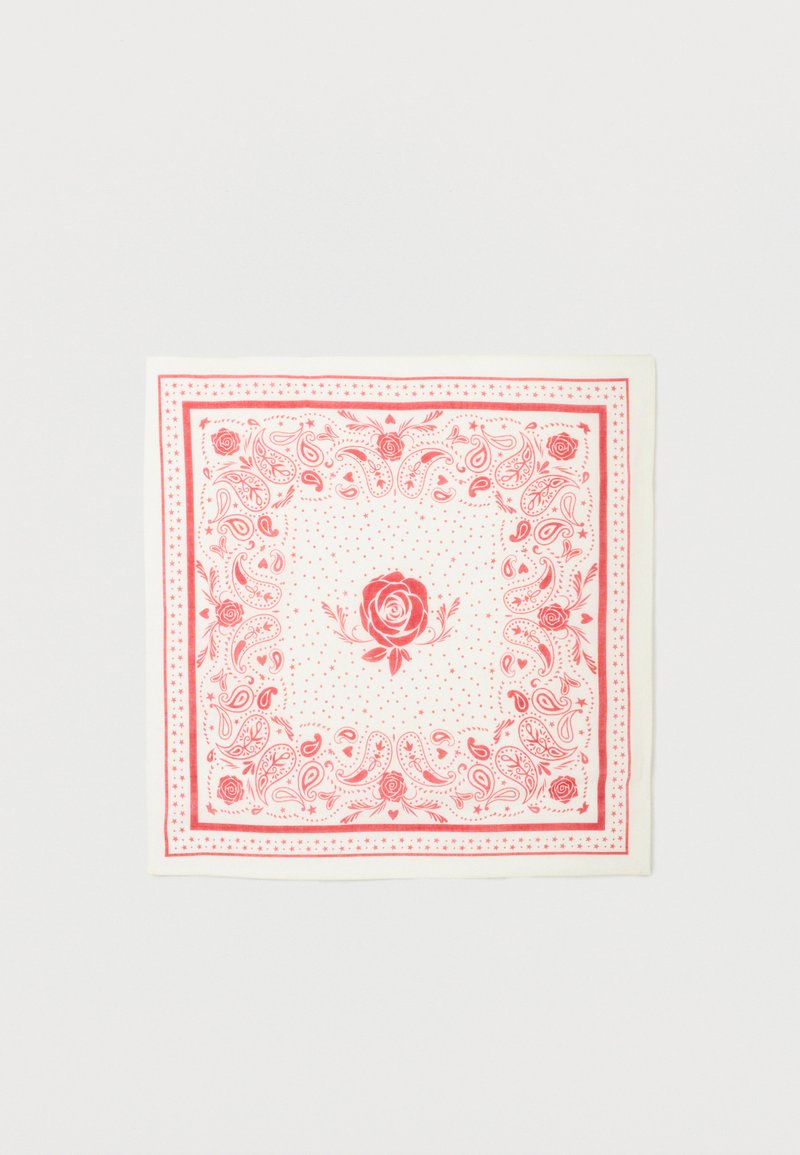 Τετράγωνο λευκό ύφασμα με κόκκινες λουλουδένιες και παϊέτ μοτίβα, με κεντρικά κόκκινο τριαντάφυλλο και διακοσμητικά περιθώρια.