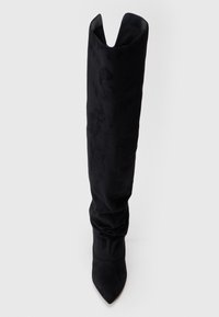 Botas negras hasta la rodilla hechas de tela suave, con un diseño holgado, punta afilada y una abertura superior elegante. El acabado texturizado mejora la apariencia.