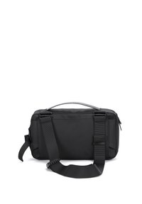 Borsa a spalla rettangolare nera realizzata in tessuto resistente. Dotata di una tracolla regolabile e di una chiusura con zip superiore. Design minimalista, senza loghi visibili.