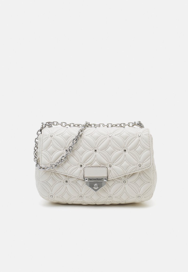 Sac à main en cuir blanc matelassé avec une bandoulière chaîne argentée, doté d'un fermoir avec logo et d'un motif floral texturé à l'extérieur.
