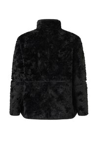 Sort faux fur jakke, høj krave, lange ærmer, tekstureret overflade, synlige sømme, lidt oversized pasform, uden lukninger eller lommer.