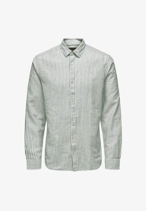 Cămașă cu mânecă lungă, cu dungi verzi și albe, cu guler ascuțit și manșete cu nasturi, realizată dintr-un material ușor.