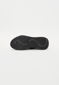 Talpa de adidași negri cu cauciuc texturat, având un model de rulare pentru aderență, formă rotunjită și un accent subtil de aur pe margine.