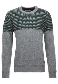 Grå stickad crewneck-tröja med mörkgrön och ljusgrå hjärt-mönstrad okdel och helt grå ärmar och kropp.