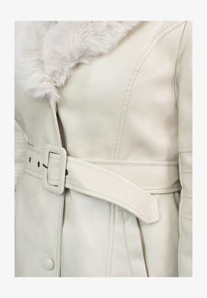 Abrigo de cuero crema con cuello de piel sintética, cinturilla ceñida, costuras visibles y detalle de botón a presión en el lateral. Textura suave y diseño entallado.