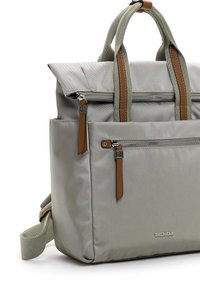 Zaino in tessuto grigio con inserti in pelle marrone, due tasche con zip, maniglie doppie e spallacci regolabili. Design semplice e rettangolare.