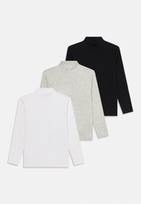 Drei langärmlige Rollkragenpullover in Weiß, Hellgrau und Schwarz, übereinander auf einem weißen Hintergrund angeordnet.