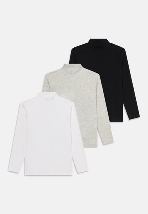 Drei langärmlige Rollkragenpullover in Weiß, Hellgrau und Schwarz, übereinander auf einem weißen Hintergrund angeordnet.