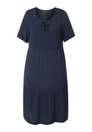 Abito blu navy con maniche corte, caratterizzato da un corpetto balenato, scollo rotondo, dettaglio con fiocco e una gonna a balze ampia. Texture morbida.