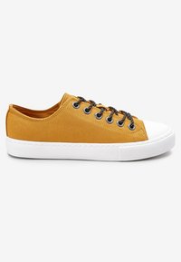 Plátěné tenisky v hořčicově žluté barvě s černými tkaničkami, bílou gumovou špičkou a plochou bílou podrážkou. Texturovaný svrchní materiál a kulaté průchodky.