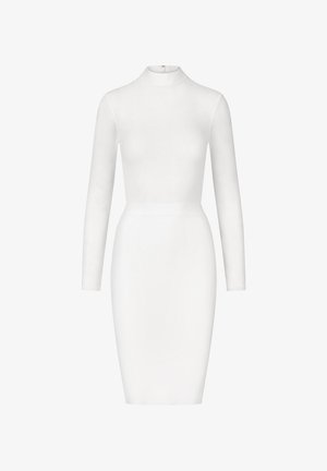 Strak aansluitende witte midi-jurk met lange mouwen, hoge hals en een gladde textuur. Naadloos ontwerp, kniehoogte zonder zichtbare sluitingen.