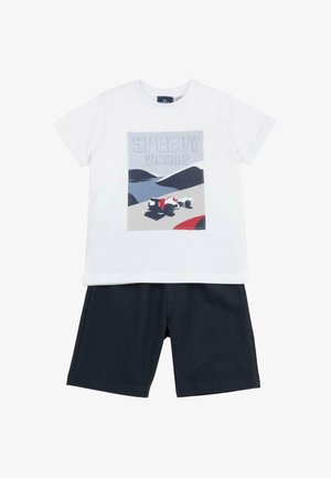 Maglietta bianca in cotone con grafica di un'auto e testo "SPEEDY VICTORY", abbinata a pantaloncini in cotone blu scuro. Design casual, maniche corte.