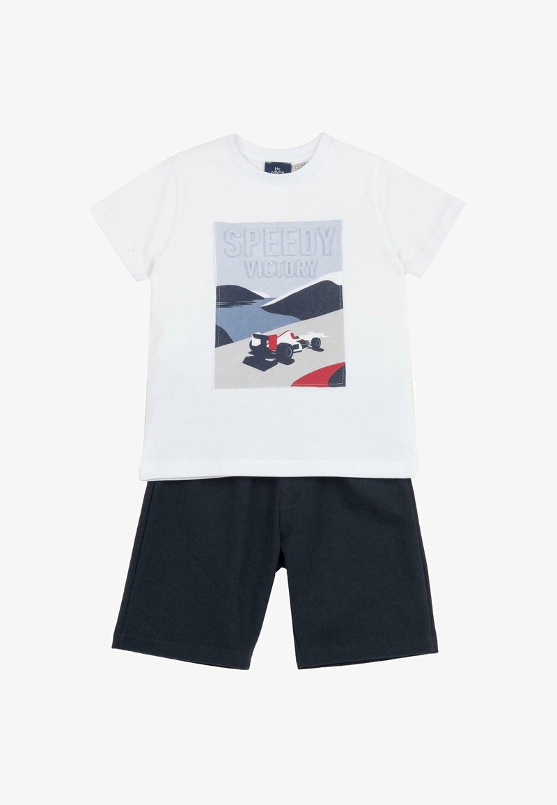 T-shirt blanc en coton avec un graphisme de voiture et le texte "VICTOIRE VITE", associé à un short en coton bleu foncé. Design décontracté, manches courtes.