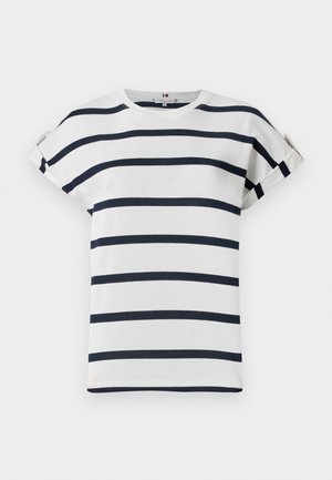 Bílé tričko s krátkým rukávem s námořnickými modrými vodorovnými pruhy, kulatým výstřihem a ohrnovacími rukávy. Měkký bavlněný materiál s uvolněným střihem.