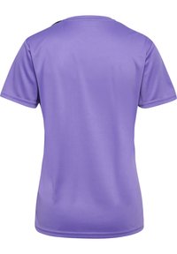 Camiseta deportiva púrpura hecha de un tejido suave y ligero. Presenta un cuello redondo y mangas cortas con un diseño simple y sin costuras.
