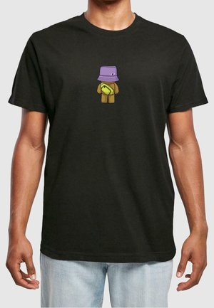 Czarny T-shirt z małą grafiką brązowej postaci noszącej fioletowy kapelusz i żółtą torbę na ramię na środku klatki piersiowej.