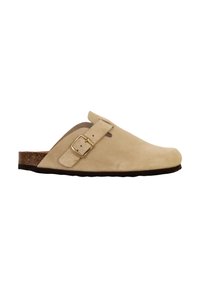 Mocassin en daim beige clair à enfiler avec un accent en boucle en or, bout courbé, semelle en liège et semelle en caoutchouc noir.