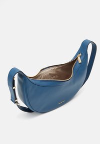 Sac à bandoulière en cuir bleu avec un design courbé, quincaillerie dorée, fermeture zippée et doublure intérieure beige. Équipé d'une sangle ajustable.