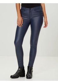 Pantalones de imitación cuero azul marino con un corte ajustado, que cuentan con un clásico diseño de cinco bolsillos y cierre frontal con botón. Textura suave, longitud hasta el tobillo.