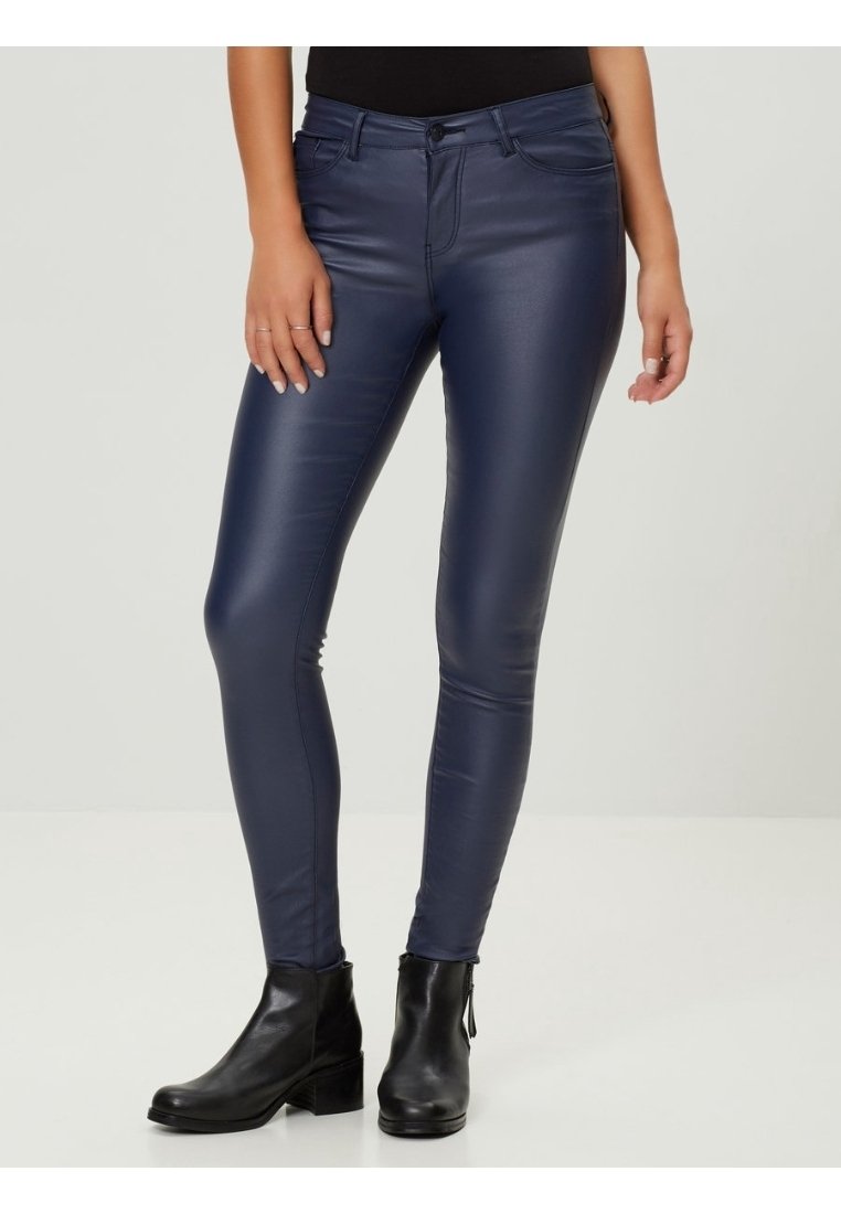 Pantalones de imitación cuero azul marino con un corte ajustado, que cuentan con un clásico diseño de cinco bolsillos y cierre frontal con botón. Textura suave, longitud hasta el tobillo.